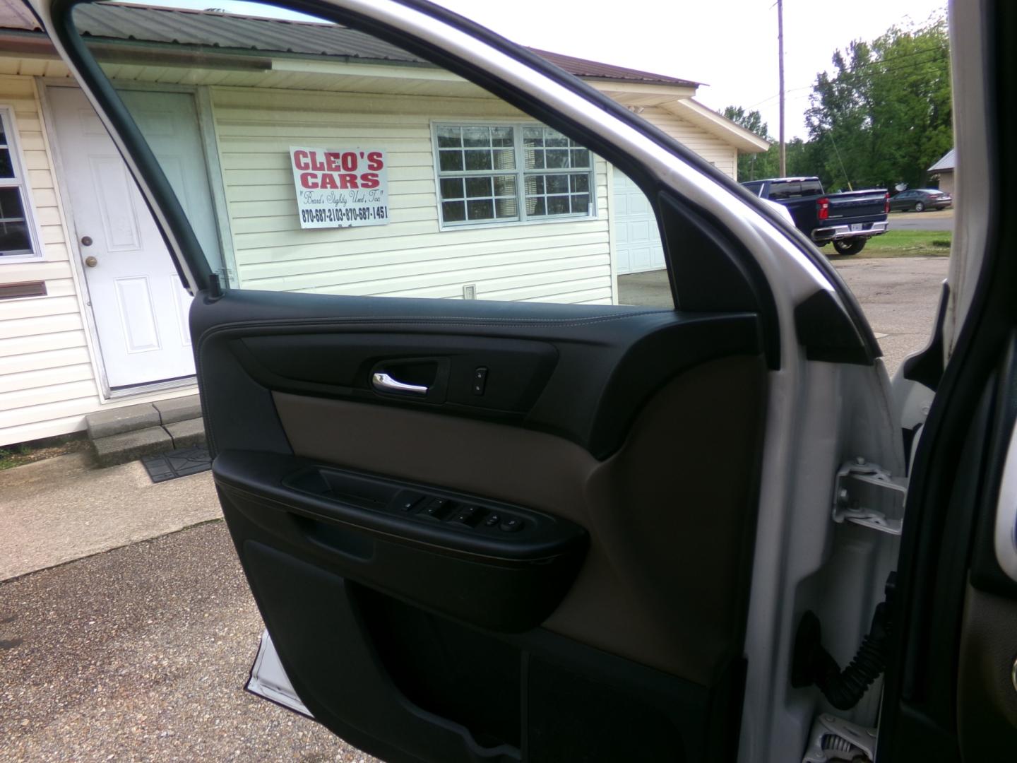 2015 White /Brown GMC Acadia SLT (1GKKRRKD4FJ) with an 3.6L engine, automatic transmission, located at 401 First NE, Bearden, AR, 71720, (870) 687-3414, 33.726528, -92.611519 - Photo#8